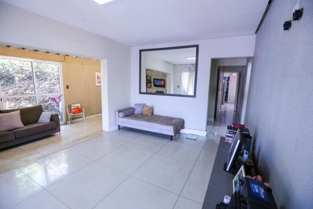 Casa à venda com 216m², 3 quartos e 3 vagasSala