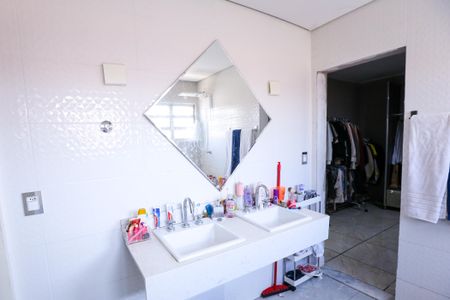 Casa à venda com 216m², 3 quartos e 3 vagasBanheiro da Suíte