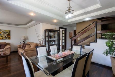 Casa para alugar com 250m², 3 quartos e 2 vagas Casa para alugar com 250m², 3 quartos e 2 vagasSala