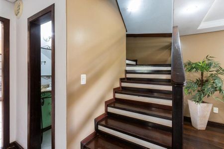 Casa para alugar com 250m², 3 quartos e 2 vagas Casa para alugar com 250m², 3 quartos e 2 vagasEscada