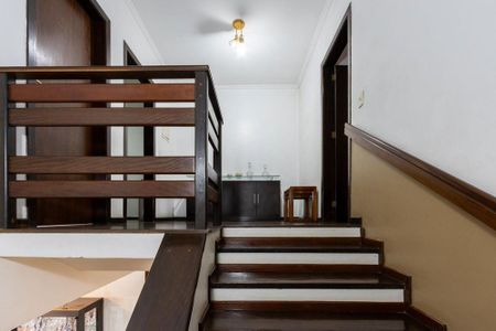 Casa para alugar com 250m², 3 quartos e 2 vagas Casa para alugar com 250m², 3 quartos e 2 vagasEscada