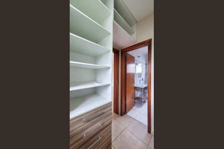 Casa de condomínio para alugar com 350m², 5 quartos e 4 vagas Casa de condomínio para alugar com 350m², 5 quartos e 4 vagasCloset Suite Master