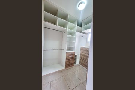 Casa de condomínio para alugar com 350m², 5 quartos e 4 vagas Casa de condomínio para alugar com 350m², 5 quartos e 4 vagasCloset Suite Master