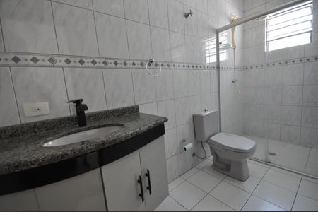 Casa à venda com 250m², 3 quartos e 9 vagasBanheiro da Suíte 2
