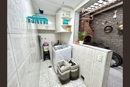 Casa à venda com 220m², 3 quartos e 2 vagas Casa à venda com 220m², 3 quartos e 2 vagasÁrea de Serviço