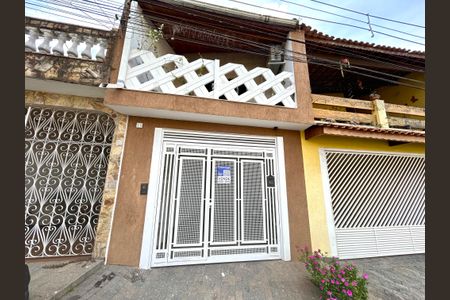 Casa à venda com 220m², 3 quartos e 2 vagas Casa à venda com 220m², 3 quartos e 2 vagasPlaca instalada na fachada do imóvel