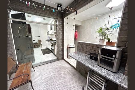 Casa à venda com 220m², 3 quartos e 2 vagas Casa à venda com 220m², 3 quartos e 2 vagasQuintal e Churrasqueira