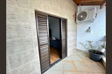 Casa à venda com 220m², 3 quartos e 2 vagas Casa à venda com 220m², 3 quartos e 2 vagasVaranda da Suíte 3