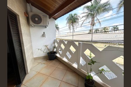 Casa à venda com 220m², 3 quartos e 2 vagas Casa à venda com 220m², 3 quartos e 2 vagasVaranda da Suíte 3