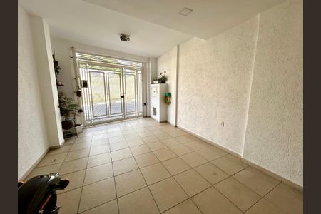 Casa à venda com 220m², 3 quartos e 2 vagas Casa à venda com 220m², 3 quartos e 2 vagasGaragem