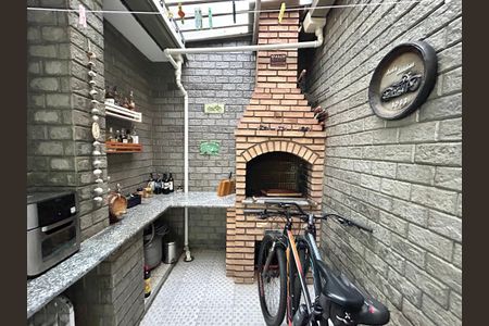 Casa à venda com 220m², 3 quartos e 2 vagas Casa à venda com 220m², 3 quartos e 2 vagasQuintal e Churrasqueira