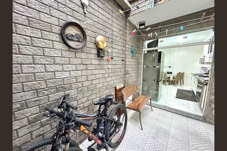 Casa à venda com 220m², 3 quartos e 2 vagas Casa à venda com 220m², 3 quartos e 2 vagasQuintal e Churrasqueira