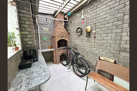 Casa à venda com 220m², 3 quartos e 2 vagas Casa à venda com 220m², 3 quartos e 2 vagasQuintal e Churrasqueira