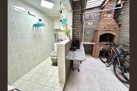 Casa à venda com 220m², 3 quartos e 2 vagas Casa à venda com 220m², 3 quartos e 2 vagasQuintal e Churrasqueira