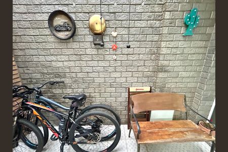 Casa à venda com 220m², 3 quartos e 2 vagas Casa à venda com 220m², 3 quartos e 2 vagasQuintal e Churrasqueira