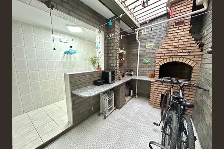 Casa à venda com 220m², 3 quartos e 2 vagas Casa à venda com 220m², 3 quartos e 2 vagasQuintal e Churrasqueira