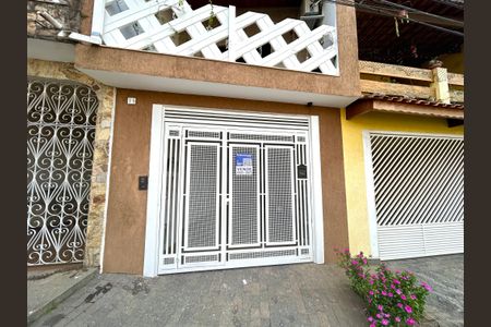 Casa à venda com 220m², 3 quartos e 2 vagas Casa à venda com 220m², 3 quartos e 2 vagasPlaca instalada na fachada do imóvel