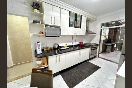 Casa à venda com 220m², 3 quartos e 2 vagas Casa à venda com 220m², 3 quartos e 2 vagasCozinha