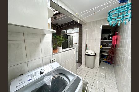 Casa à venda com 220m², 3 quartos e 2 vagas Casa à venda com 220m², 3 quartos e 2 vagasÁrea de Serviço