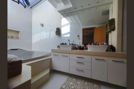 Apartamento para alugar com 360m², 4 quartos e 3 vagasBanheiro da Suíte 1