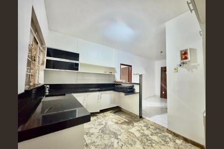 Casa para alugar com 445m², 4 quartos e 2 vagas