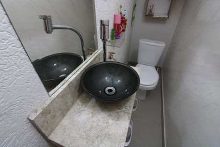Casa de condomínio à venda com 110m², 3 quartos e 2 vagasLavabo