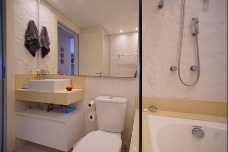 Banheiro de apartamento para alugar com 2 quartos, 67m² em Coqueiros, Florianópolis