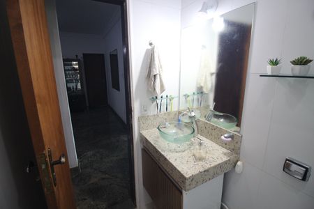 Casa à venda com 706m², 4 quartos e 4 vagasBanheiro 1