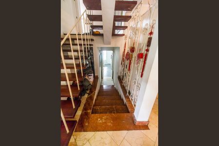 Casa de condomínio à venda com 468m², 3 quartos e 4 vagas Casa de condomínio à venda com 468m², 3 quartos e 4 vagasEscada