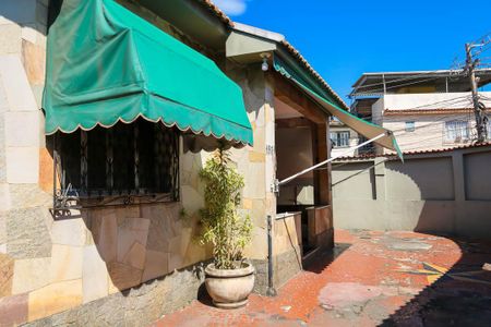 Casa à venda com 173m², 3 quartos e 4 vagasFrente