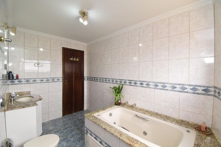 Casa de condomínio para alugar com 450m², 3 quartos e 4 vagasBanheiro da Suíte