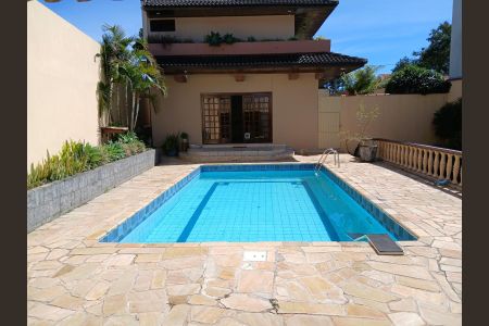 Casa de condomínio para alugar com 450m², 3 quartos e 4 vagas Casa de condomínio para alugar com 450m², 3 quartos e 4 vagasÁrea externa - Piscina