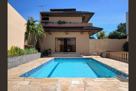 Casa de condomínio para alugar com 450m², 3 quartos e 4 vagas Casa de condomínio para alugar com 450m², 3 quartos e 4 vagasÁrea externa - Piscina