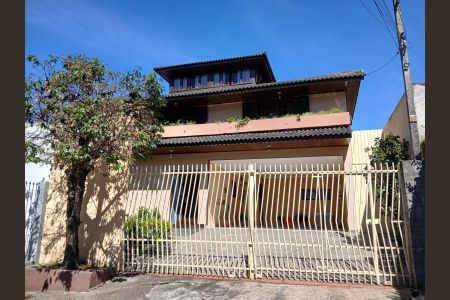 Casa de condomínio para alugar com 450m², 3 quartos e 4 vagas Casa de condomínio para alugar com 450m², 3 quartos e 4 vagasFachada