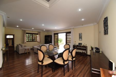 Casa de condomínio para alugar com 450m², 3 quartos e 4 vagasSala