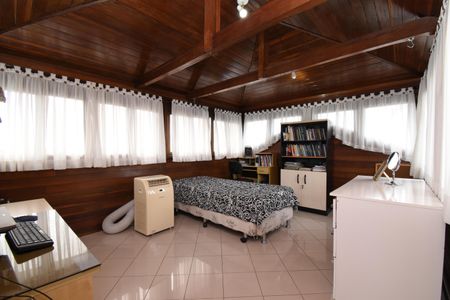 Casa de condomínio para alugar com 450m², 3 quartos e 4 vagasÁtico