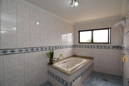 Casa de condomínio para alugar com 450m², 3 quartos e 4 vagasBanheiro da Suíte