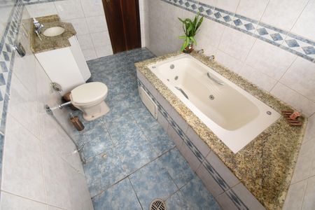 Casa de condomínio para alugar com 450m², 3 quartos e 4 vagasBanheiro da Suíte