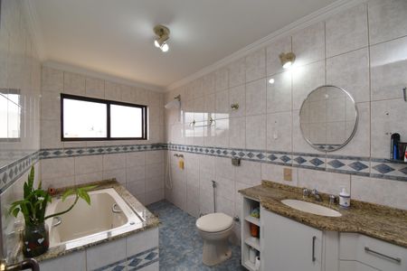 Casa de condomínio para alugar com 450m², 3 quartos e 4 vagasBanheiro da Suíte