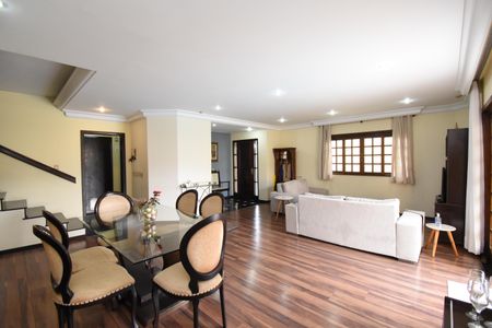 Casa de condomínio para alugar com 450m², 3 quartos e 4 vagasSala