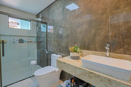 Casa à venda com 215m², 3 quartos e 2 vagasBanheiro da Suíte