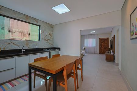 Casa à venda com 3 quartos, 215m² em Santa Cruz, Belo Horizonte