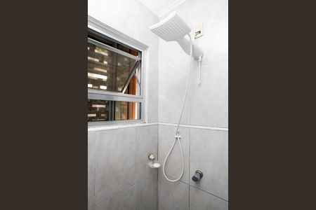 Banheiro de apartamento à venda com 1 quarto, 43m² em Menino Deus, Porto Alegre