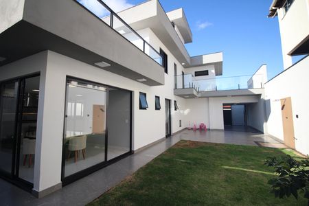 Casa à venda com 330m², 4 quartos e 5 vagasQuintal