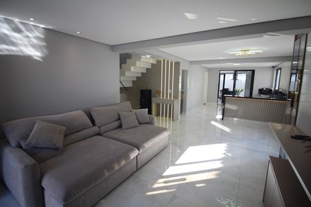 Sala de casa à venda com 4 quartos, 330m² em Industrial, Contagem