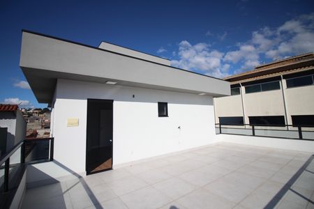 Casa à venda com 330m², 4 quartos e 5 vagasVaranda 2
