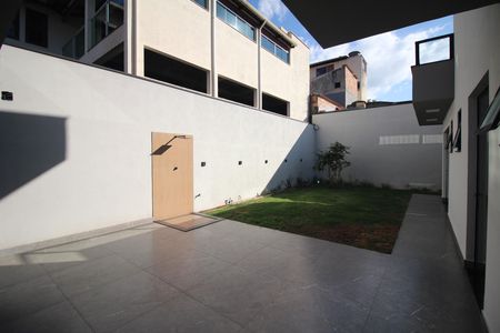 Casa à venda com 330m², 4 quartos e 5 vagasQuintal