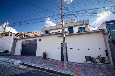 Casa à venda com 330m², 4 quartos e 5 vagas Casa à venda com 330m², 4 quartos e 5 vagasFachada