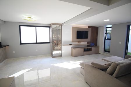 Casa à venda com 330m², 4 quartos e 5 vagasSala