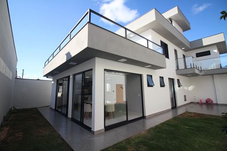 Casa à venda com 330m², 4 quartos e 5 vagasQuintal